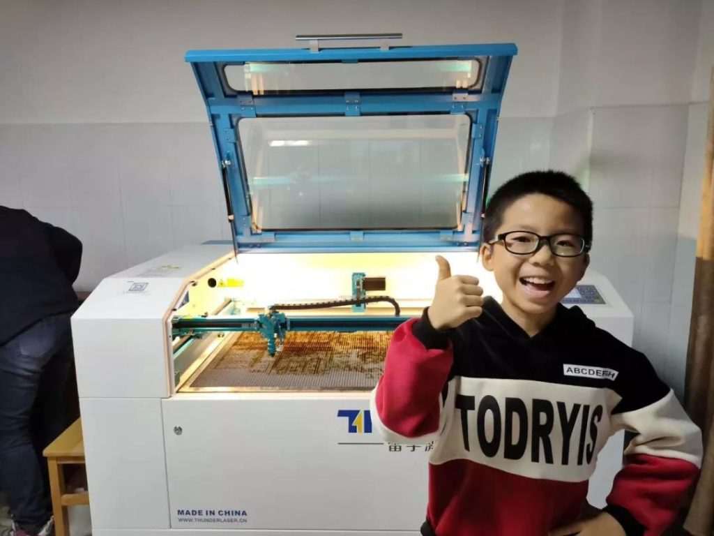 學(xué)習(xí)激光切割機的操作，小朋友表示，雷大宇非常可！