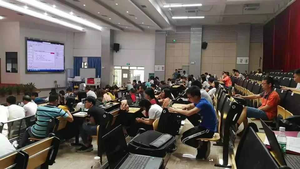 來自雷宇科教的謝寶老師帶著激光切割機(jī)“雷小宇”來到順德翁佑中學(xué)，為學(xué)員們帶來一堂專業(yè)激光知識培訓(xùn)課程，場上座無虛席。