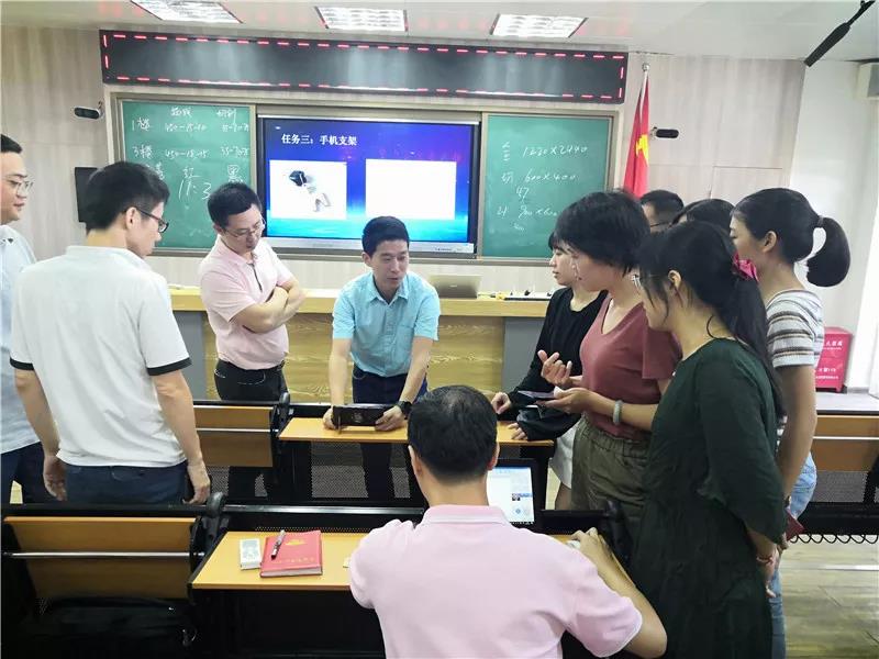 現(xiàn)場營造出熱火朝天的學(xué)習(xí)、創(chuàng)造氛圍。