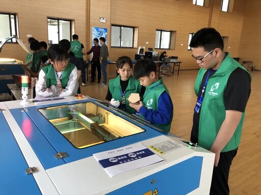 參賽學(xué)生在雷宇工作人員的幫助和指引下，操作LaserMaker建模軟件與激光切割機(jī)切割出自己想要的外觀結(jié)構(gòu)件。