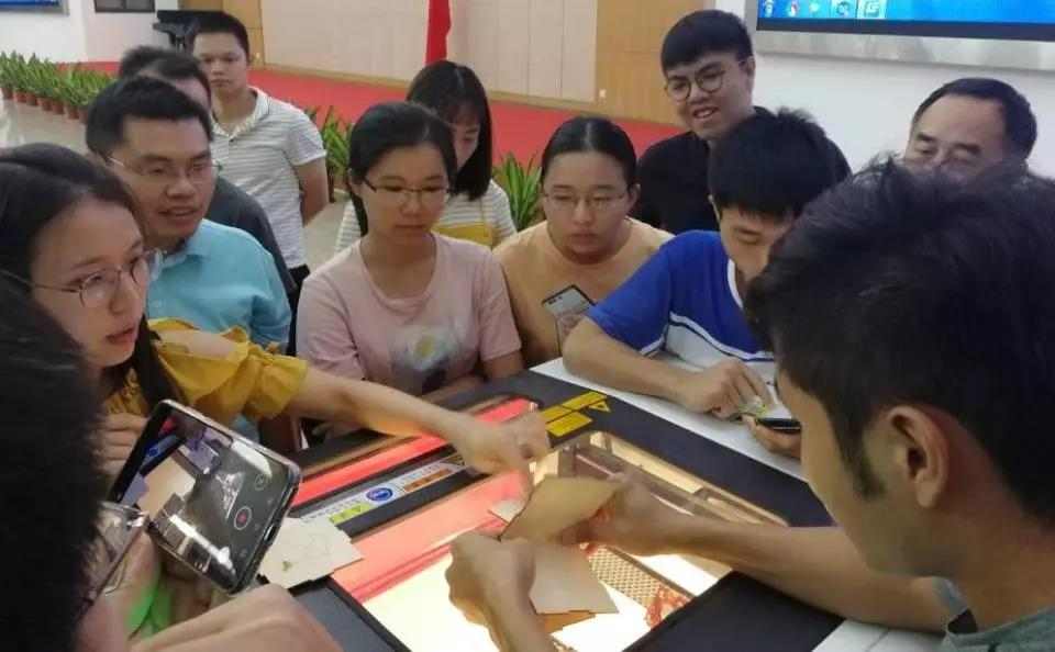 理論課結(jié)束之后，就是對理論進(jìn)行應(yīng)用。謝老師帶著培訓(xùn)班學(xué)員們進(jìn)行機(jī)器實(shí)踐操作，體現(xiàn)造物的樂趣