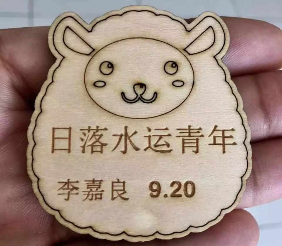 理論課結(jié)束之后，就是對理論進(jìn)行應(yīng)用。謝老師帶著培訓(xùn)班學(xué)員們進(jìn)行機(jī)器實(shí)踐操作，體現(xiàn)造物的樂趣