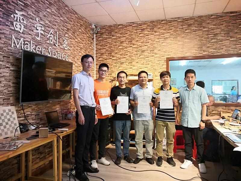 學員們與他們的激光創(chuàng)客結業(yè)證書