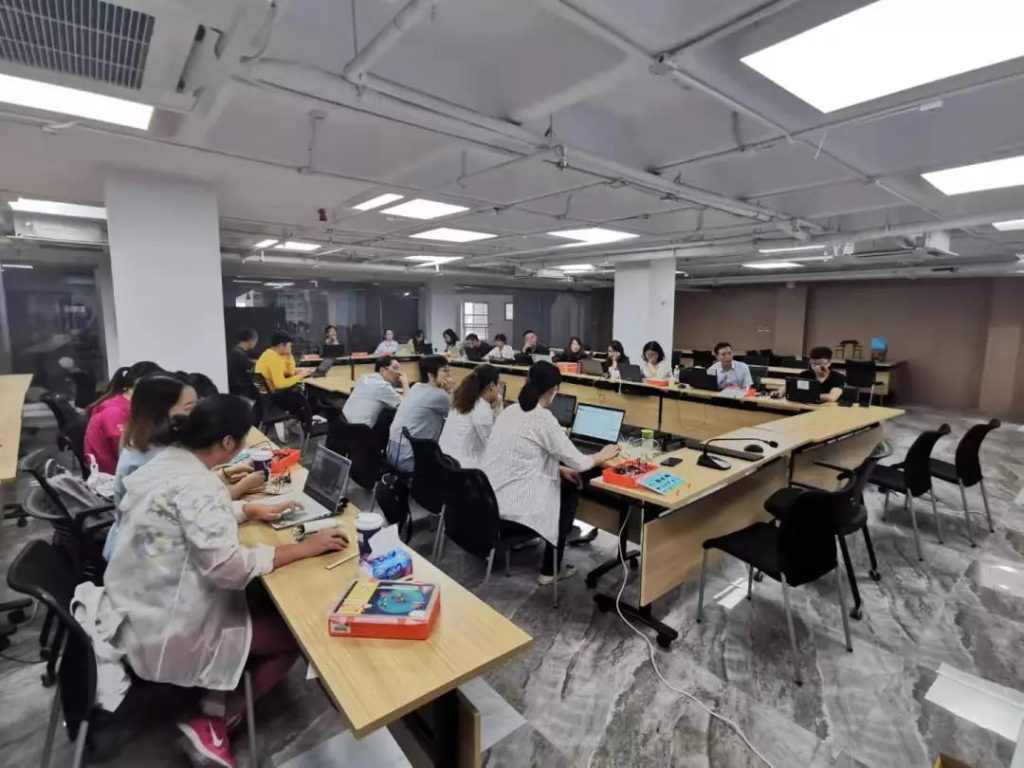 南京市鼓樓區(qū)教師發(fā)展中心決定于9月25日舉辦2019年鼓樓區(qū)中小學(xué)創(chuàng)客教育指導(dǎo)教師培訓(xùn)班。