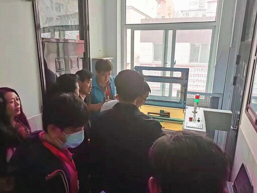 山西省電教館長(zhǎng)參觀雷宇激光切割機(jī)