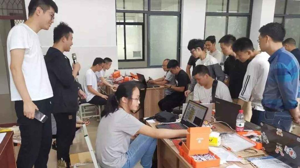 本次培訓(xùn)活動由遵義市教育局主辦，習(xí)水縣教育局承辦，共計(jì)186名師生參加了三個板塊（機(jī)器人、創(chuàng)客類、科創(chuàng)組織者）的培訓(xùn)。