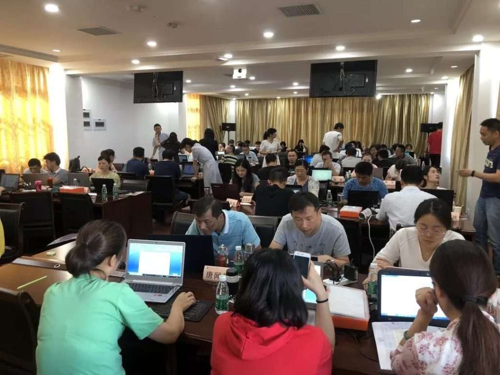 本次專題研修班由合肥市教育局主辦，圍繞教師專業(yè)化成長，按基礎(chǔ)性培訓、提高性培訓、高端研修三個層面設(shè)置項目，共有77個來自不同縣區(qū)的STEAM實驗學校教師和教研員參加了本次STEAM實踐與開展專題培訓。