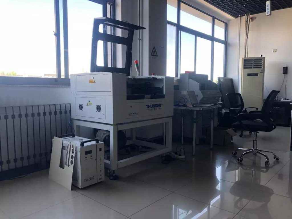 雷宇科教的張超鵬老師此行帶來激光創(chuàng)客教育普惠型激光切割機(jī)“樂造匠”