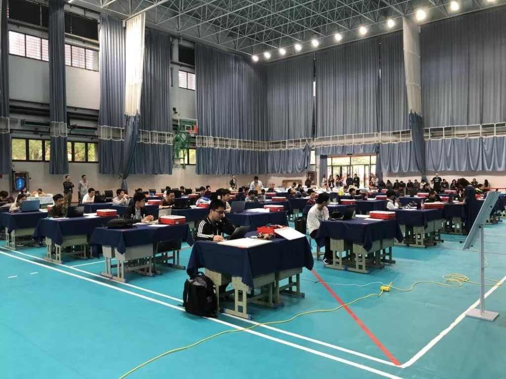  比賽開始前，秩序井然的現(xiàn)場/