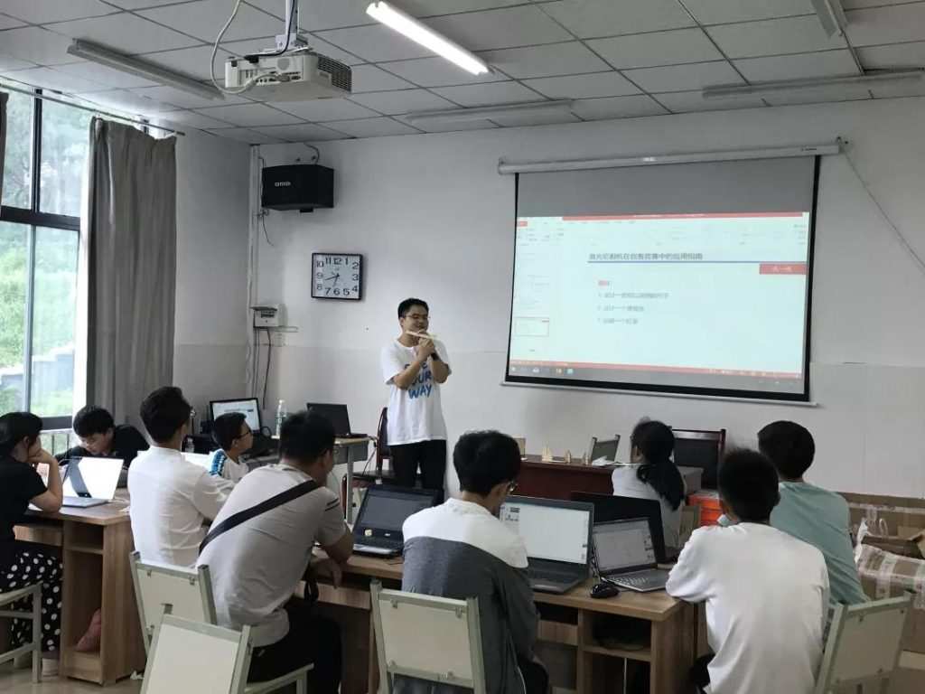 來自雷宇激光的張超鵬老師也對各支隊(duì)伍進(jìn)行了認(rèn)識激光切割技術(shù)、激光切割機(jī)建模指南、激光切割機(jī)在創(chuàng)客競賽中的應(yīng)用指南以及模塊搭建等方面的培訓(xùn)。