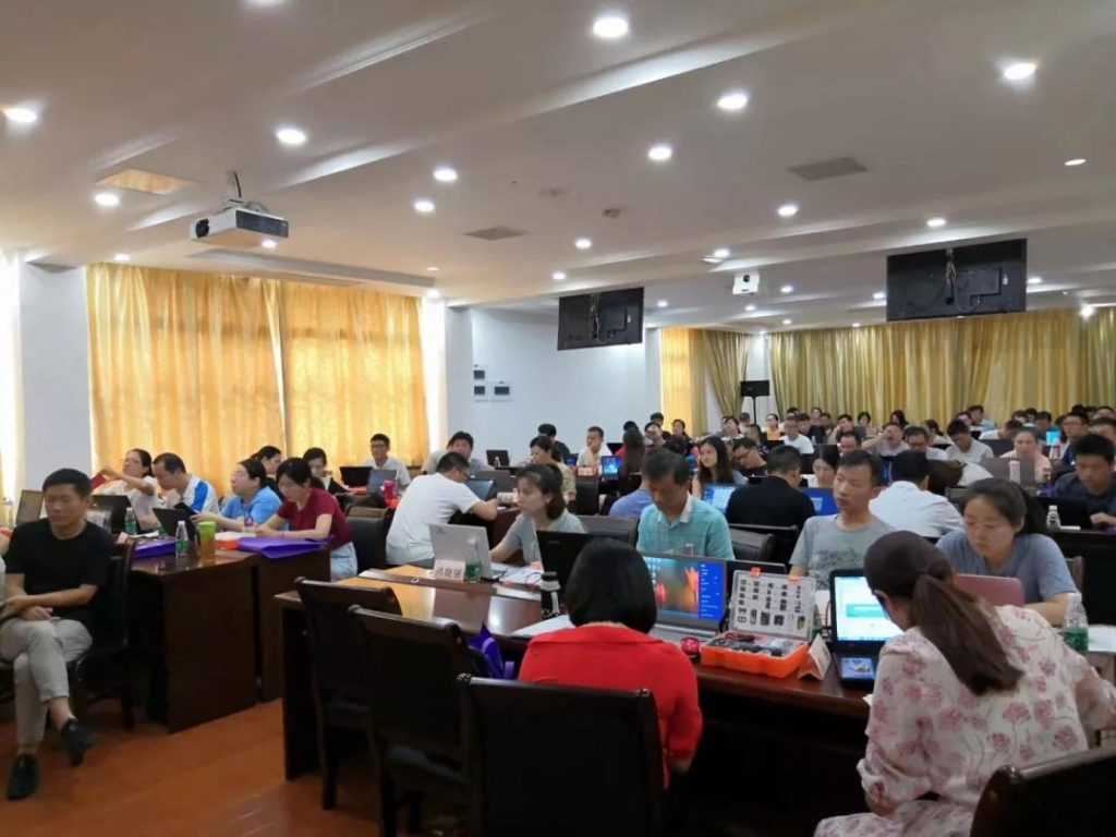 中國 STEM 教育協(xié)作聯(lián)盟副主席張逸中博士講授STEM課程項目的開發(fā)、設(shè)計與實施。