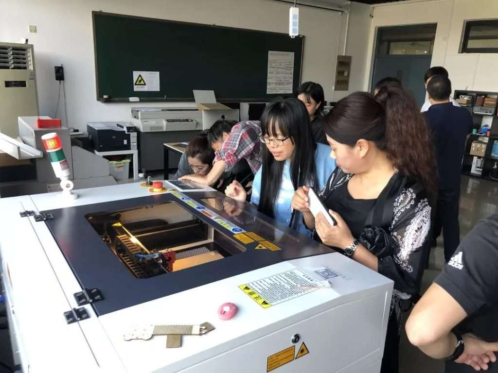 向培訓(xùn)班的各個(gè)學(xué)員介紹了激光切割機(jī)的原理和操作、激光切割軟件的設(shè)計(jì)方法和操作。