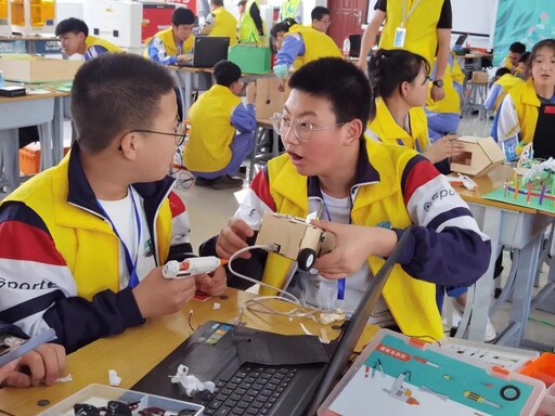 比賽現(xiàn)場的每個選手都爭分奪秒，埋頭造物。