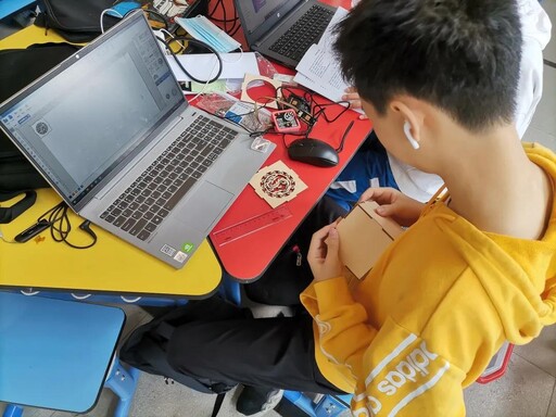 看到每個參賽選手都全神貫注地設(shè)計創(chuàng)造、搭建自己的作品，有被現(xiàn)場濃濃的創(chuàng)作氣氛感染到~