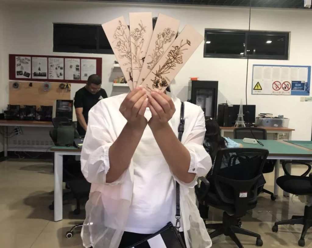 培訓(xùn)班的學(xué)員們展開激光創(chuàng)客類、STEAM類綜合實(shí)踐課程教學(xué)和實(shí)踐。