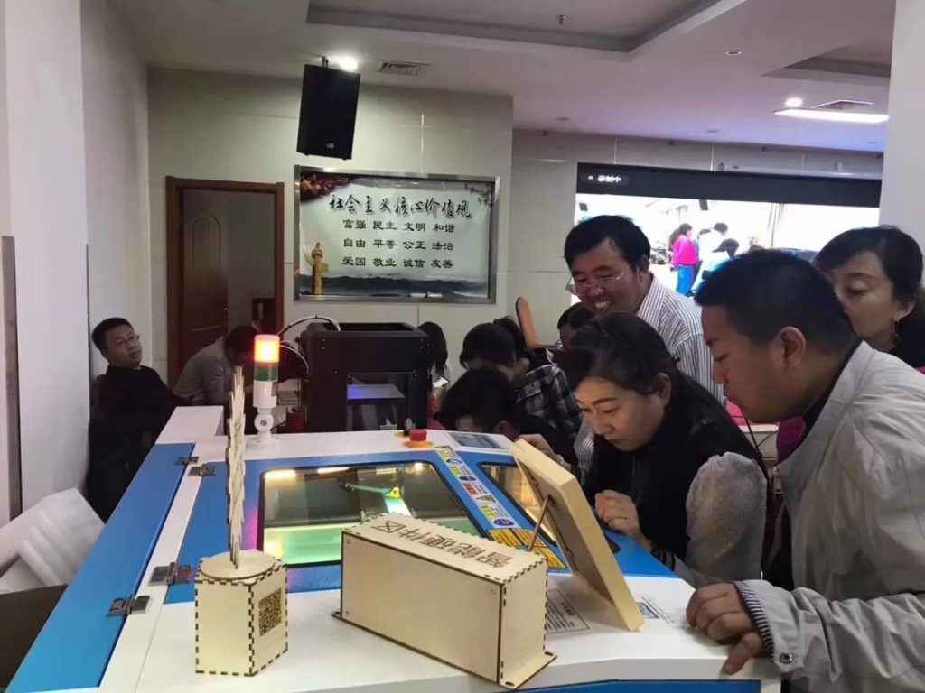 學(xué)員全神貫注激光切割機(jī)制作過程