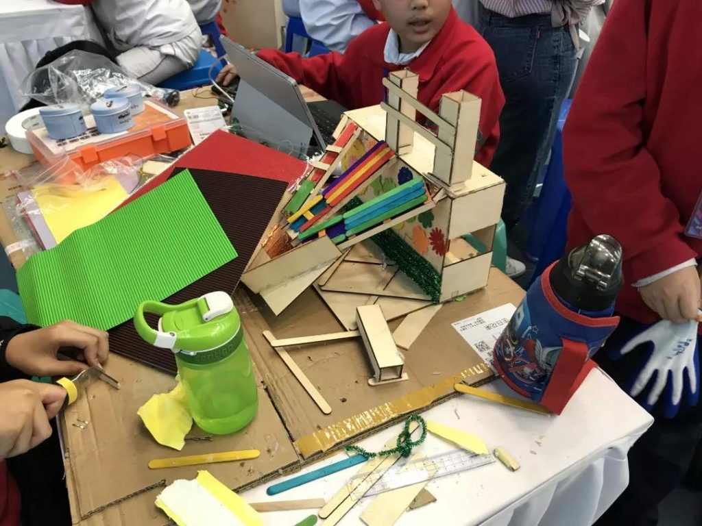 充滿緊張氣氛的現(xiàn)場(chǎng)