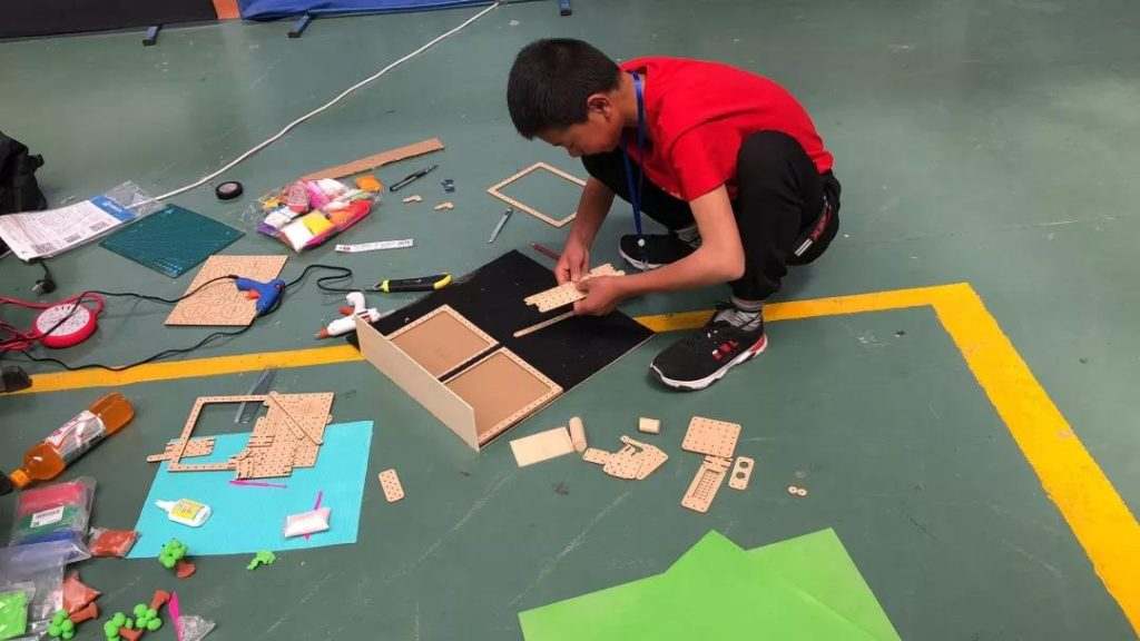 小選手們認真制作自己的創(chuàng)客作品