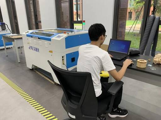 雷宇集團提供的數(shù)字化加工工具無疑能為“想出來”的實物錦上提花，更是幫助學生“做出來”實物的利器。