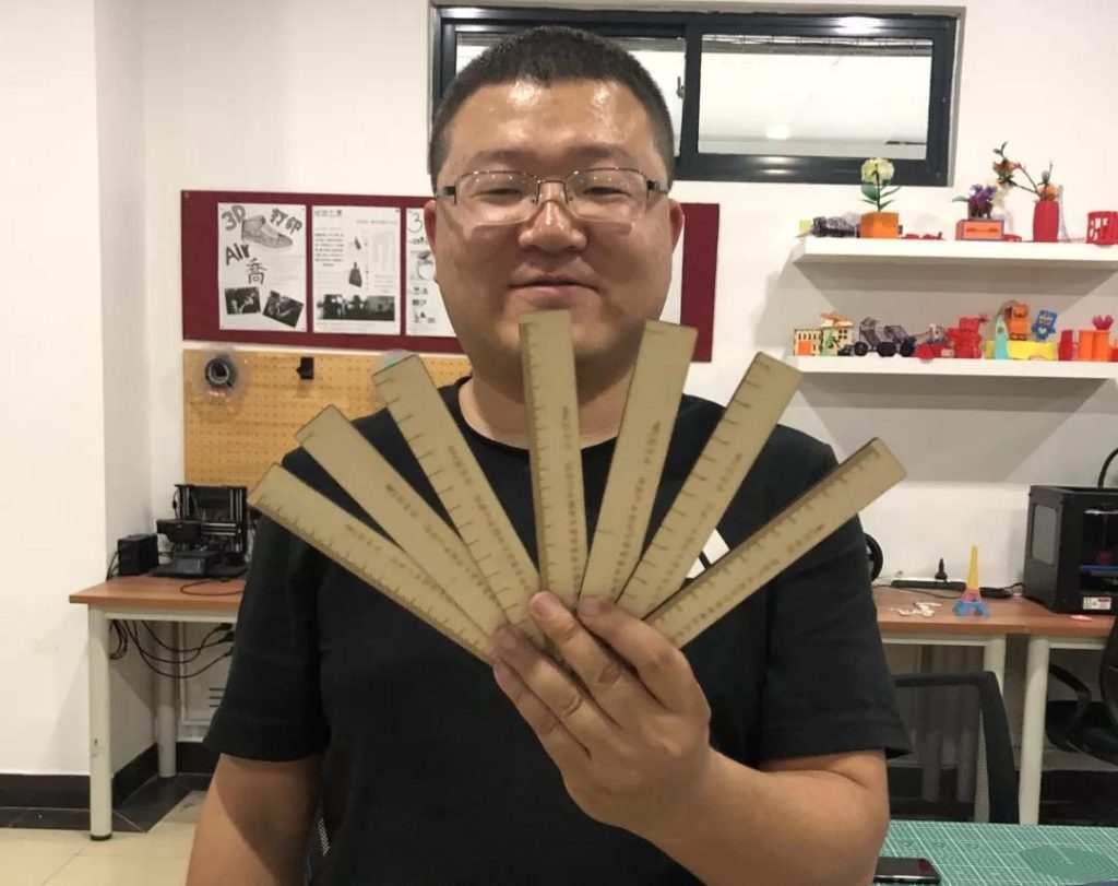 培訓(xùn)班的學(xué)員們展開激光創(chuàng)客類、STEAM類綜合實(shí)踐課程教學(xué)和實(shí)踐。