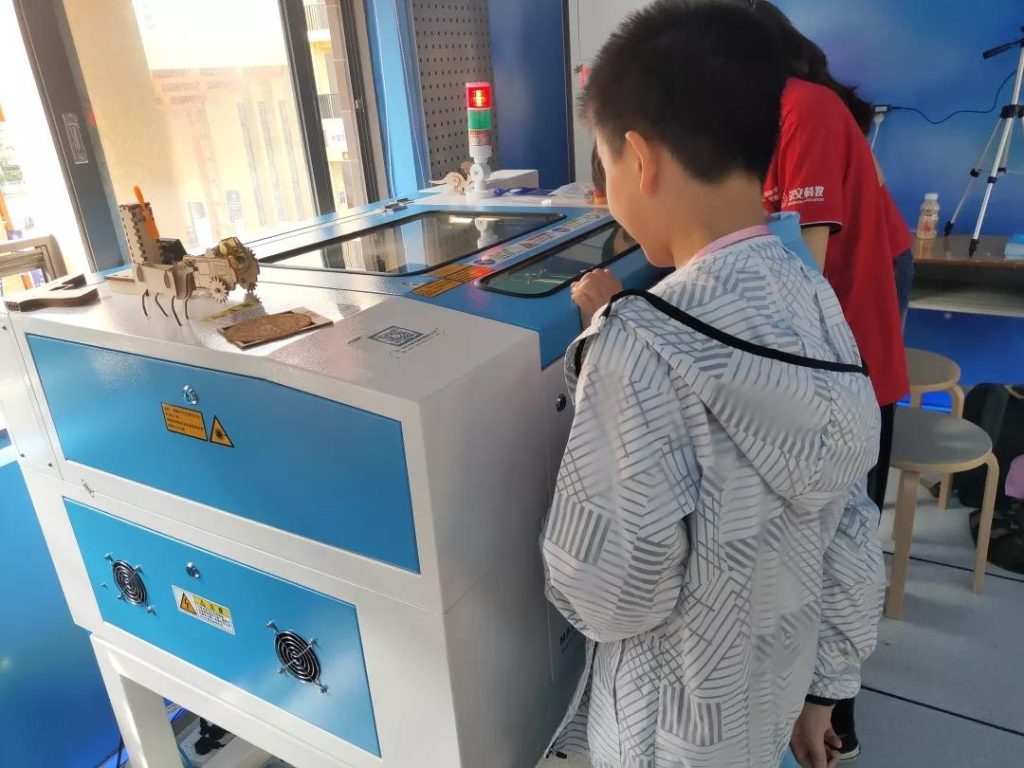 雷宇此次助力中小學(xué)生電腦制作大賽，也發(fā)揮了不小的作用。