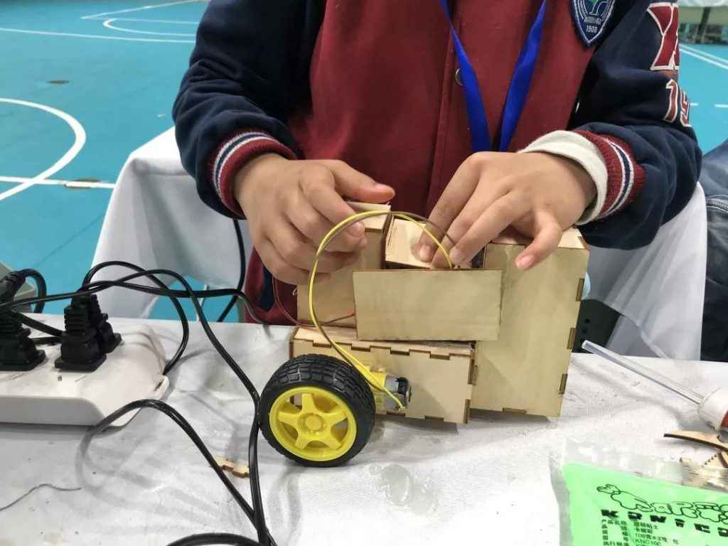 小選手小心翼翼組裝