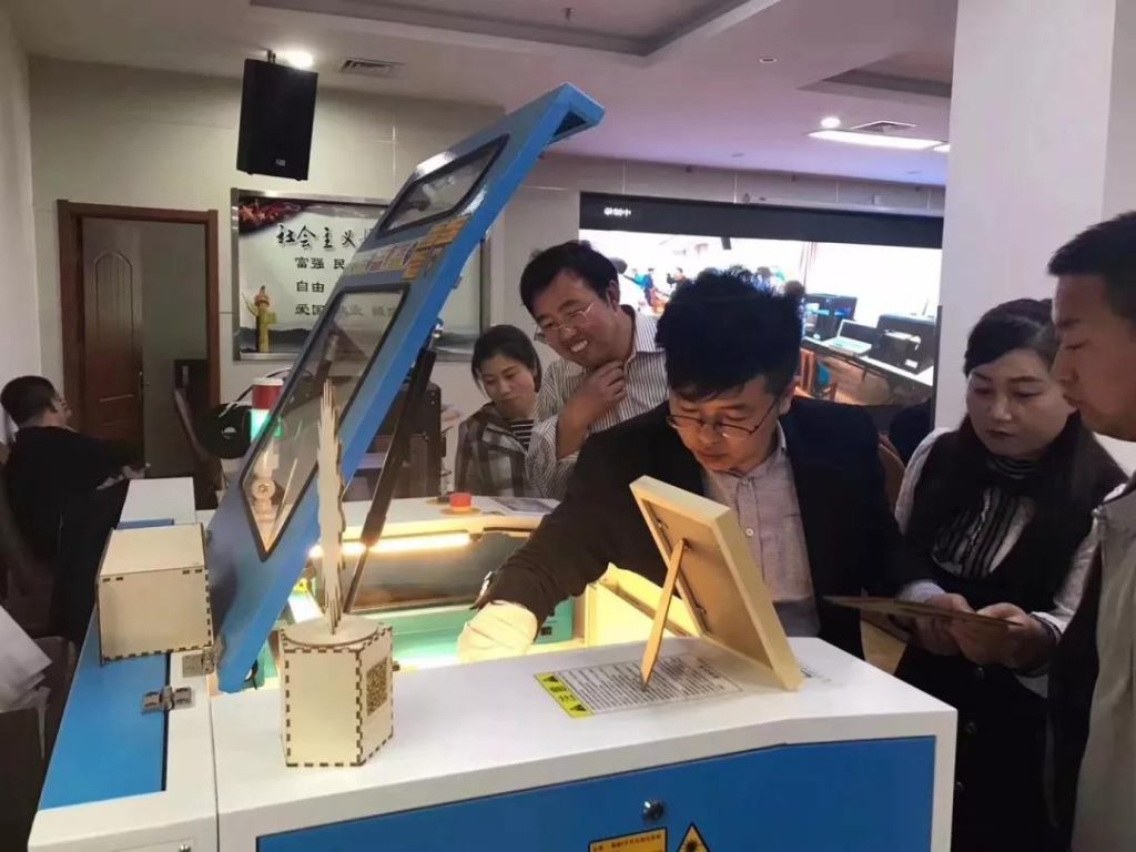 演示激光切割機(jī)的操作