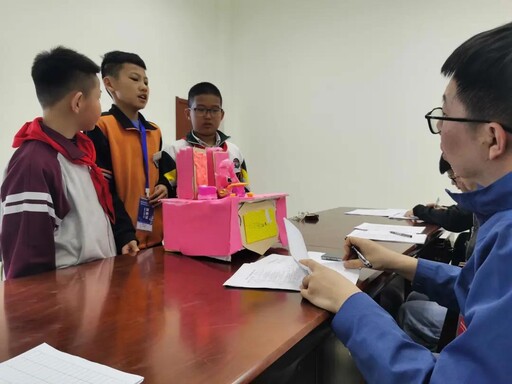 參賽選手帶著自己滿意的作品進(jìn)行著答辯，活動(dòng)也慢慢接近尾聲。