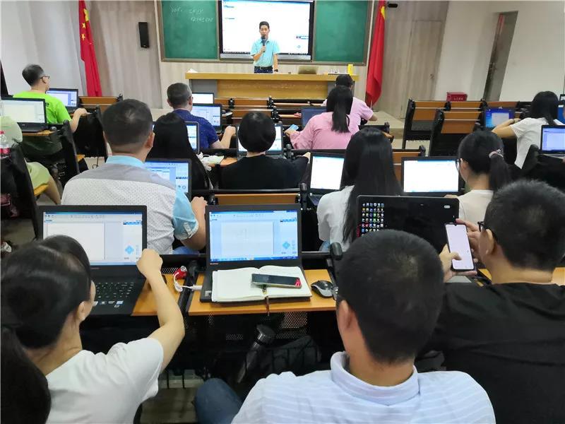 學(xué)員們認(rèn)真學(xué)習(xí)軟件設(shè)計(jì)中。