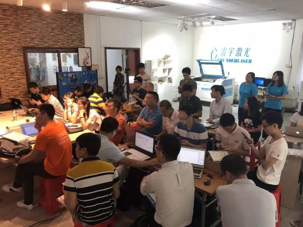 各位老師也是拿出筆記本電腦，迅速就坐，馬上進入聽課狀態(tài)。