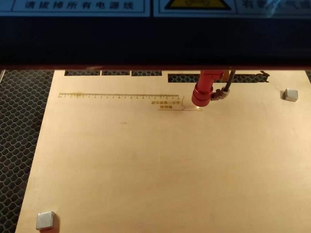 帶領(lǐng)大家了認(rèn)識激光切割機(jī)，及其應(yīng)用和技術(shù)、激光切割設(shè)計(jì)軟件和建模指南等，并帶學(xué)員們上機(jī)操作，切割出自己設(shè)計(jì)的作品。