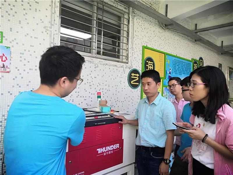 雷宇激光的創(chuàng)客老師們在一旁教學(xué)，及時解決學(xué)員們的疑惑。