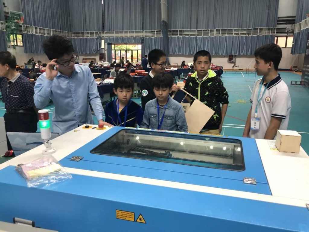 小創(chuàng)客們整體水平都非常高，從選題到創(chuàng)作，從想象到化為實物，一切井井有條、循序漸進，看著小創(chuàng)客們胸有成竹，勢在必得的樣子，相信現(xiàn)場的工作人員、評審們都會深深地被感染?！爸窃臁笔且患錆M激情和樂趣的事。