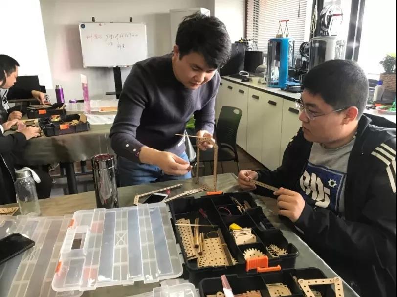 陽光帥氣的陳老師