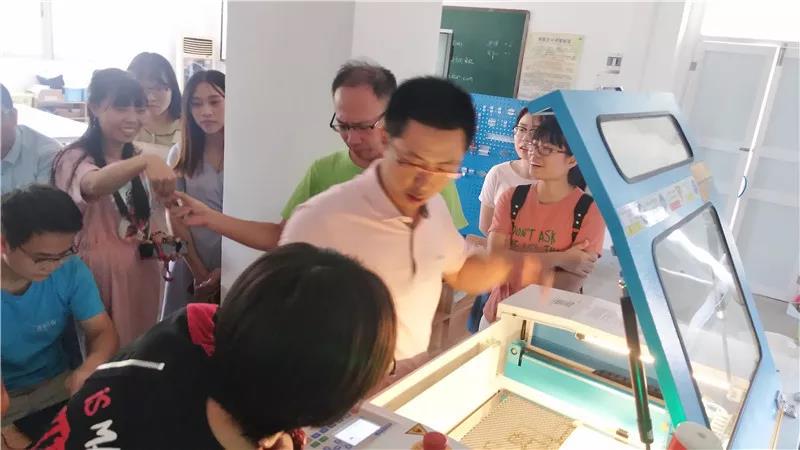 理論部分暫告一段落，進(jìn)入了讓人期待的實(shí)操部分，高老師與雷宇創(chuàng)客演示激光切割機(jī)的操作。