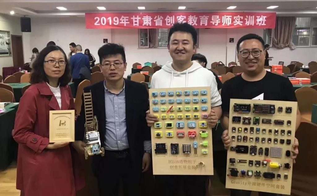 學(xué)員拿著自己的作品樂開花