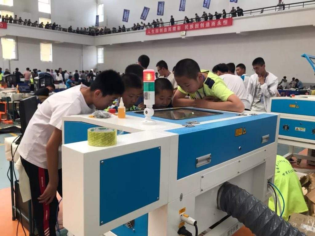 雷小宇擁有精確高效的特性，深受小創(chuàng)客們喜愛，只需要等待短短幾分鐘，小選手們就能拿到與自己設(shè)計的分毫不差的結(jié)構(gòu)件，組裝，將自己的創(chuàng)意變?yōu)楝F(xiàn)實。