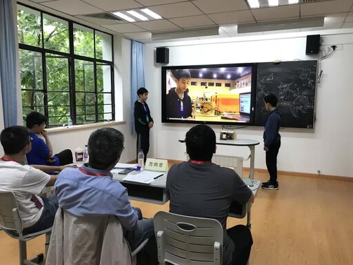 參賽選手帶著自己滿意的作品進(jìn)行著答辯