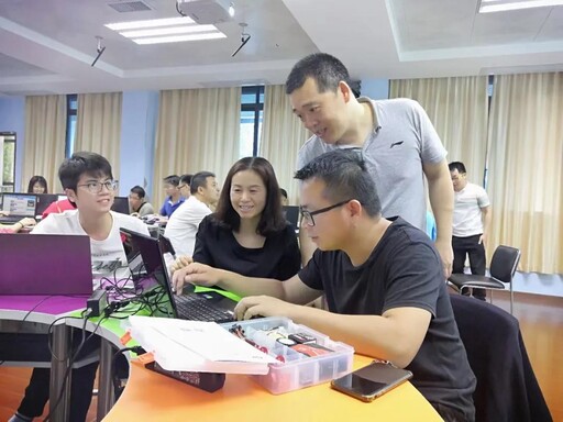 梁錦明老師幫助學(xué)員解決困難