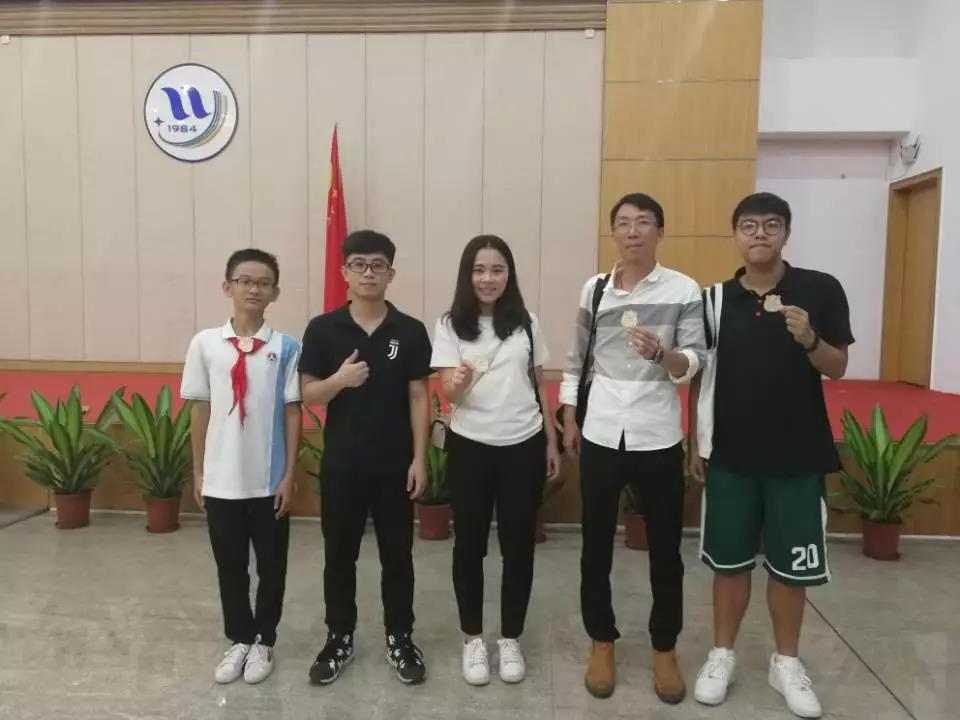 推動STEAM創(chuàng)客教育的發(fā)展，順德區(qū)教育局組織開展相關(guān)的專項(xiàng)培訓(xùn)班，提升創(chuàng)客教師以及相關(guān)人員的創(chuàng)客素養(yǎng)和技能水平。