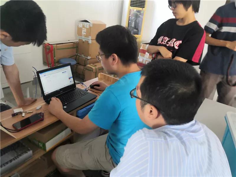 軟件與激光切割機(jī)結(jié)合教學(xué)，我們的學(xué)員們動手能力很強(qiáng)，掌握相關(guān)知識點(diǎn)后，就不禁開始自己操作機(jī)器。