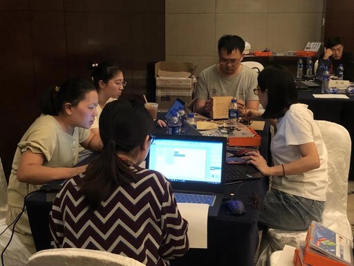 學(xué)員老師打開LaserMaker嘗試自己進(jìn)行繪制