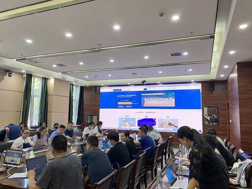 雷宇團隊的劉蘇玲講師為學(xué)員老師們授課。