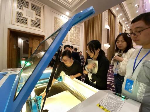 學(xué)員們興致勃勃地操作起激光切割機(jī)，自己剛剛建模的成果得以展