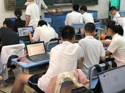 比賽現(xiàn)場(chǎng)熱火朝天