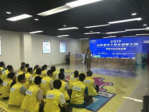 此次馬拉松現(xiàn)場混編組隊，通過興趣測試分析個人性格及所長，組成3人/隊