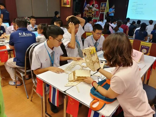 選手們紛紛圍繞主題苦思冥想，與三兩個小伙伴一起探討爭論，確定了方向后便開始按照分工動手制作自己的作品。