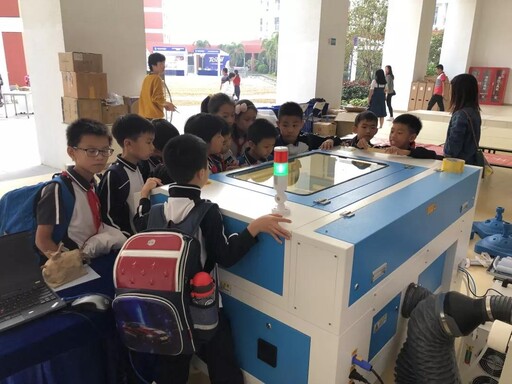 雷大宇剛剛亮相，小朋友們就對它產(chǎn)生了濃烈的興趣。