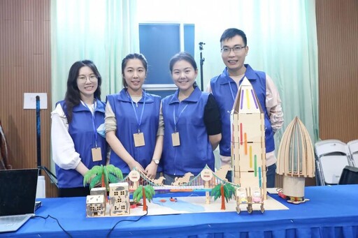 他們依舊神采奕奕的笑顏，想必對自己的作品充滿信心~