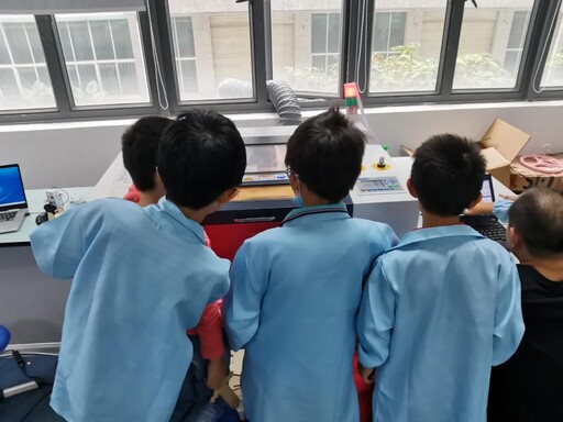 在雷宇的老師們簡單的指導(dǎo)下，小朋友們很快掌握了正確的設(shè)計(jì)與操作方法。